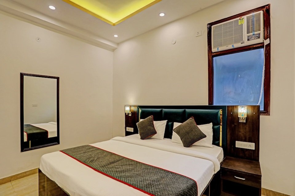 Royal Crown Hotel (Noida)